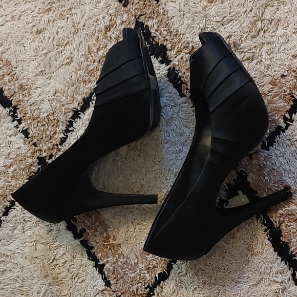 New Never Worn Lulu Townsend 4" Satin Black Heels - Picture 4 of 4